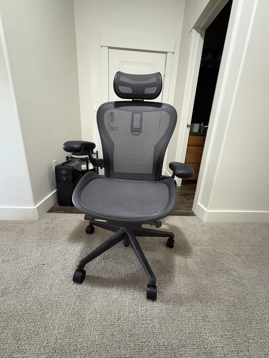 Herman miller Aeron remastered size C w/ atlas headrest