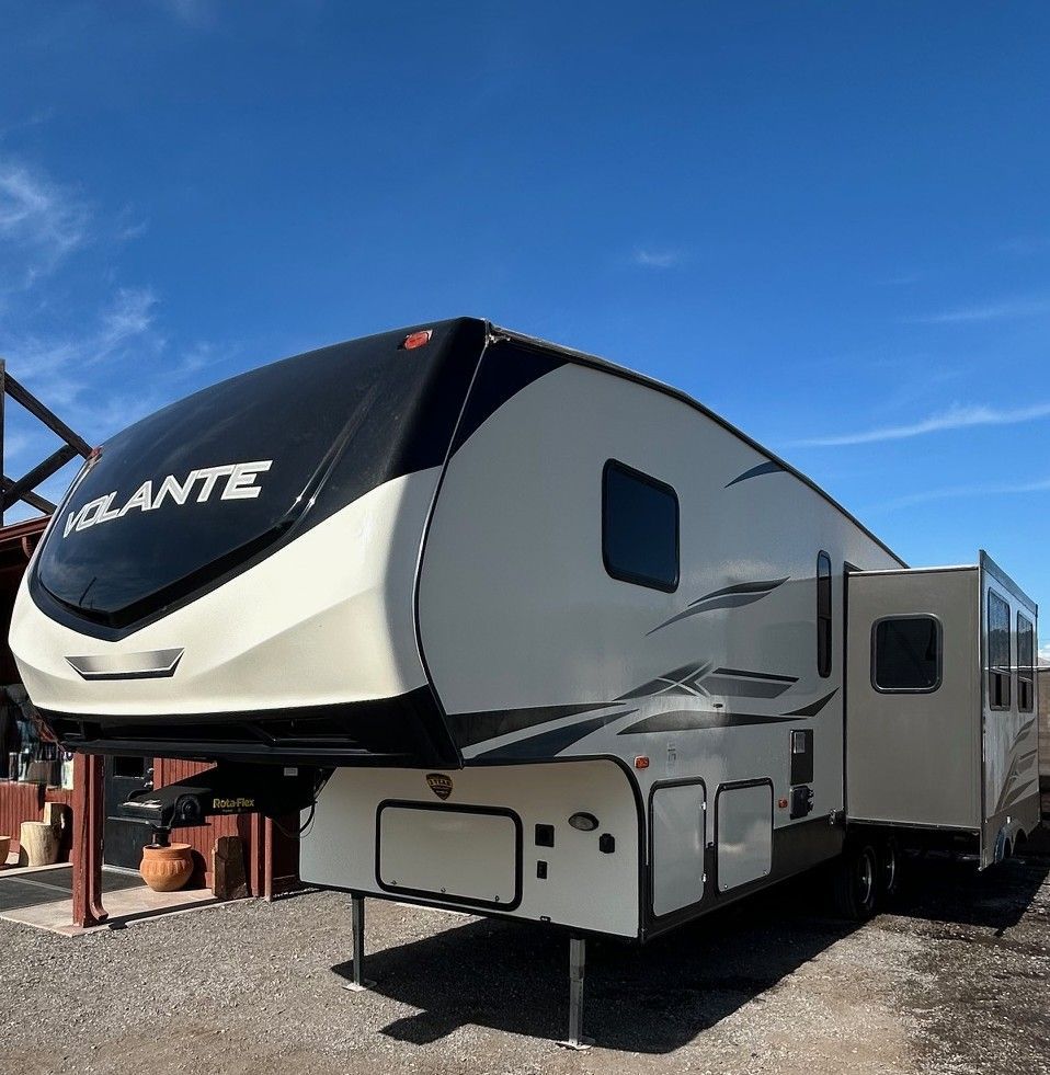 2019 Volante 34 ft 5th Wheel, 4 Seasons, 2 Slides, Sleeps 4, Electric Fire Place, New Battery, Clean Title, Excellent Condition