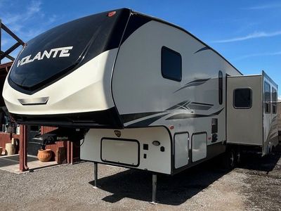 2019 Volante 34 ft 5th Wheel, 4 Seasons, 2 Slides, Sleeps 4, Electric Fire Place, New Battery, Clean Title, Excellent Condition