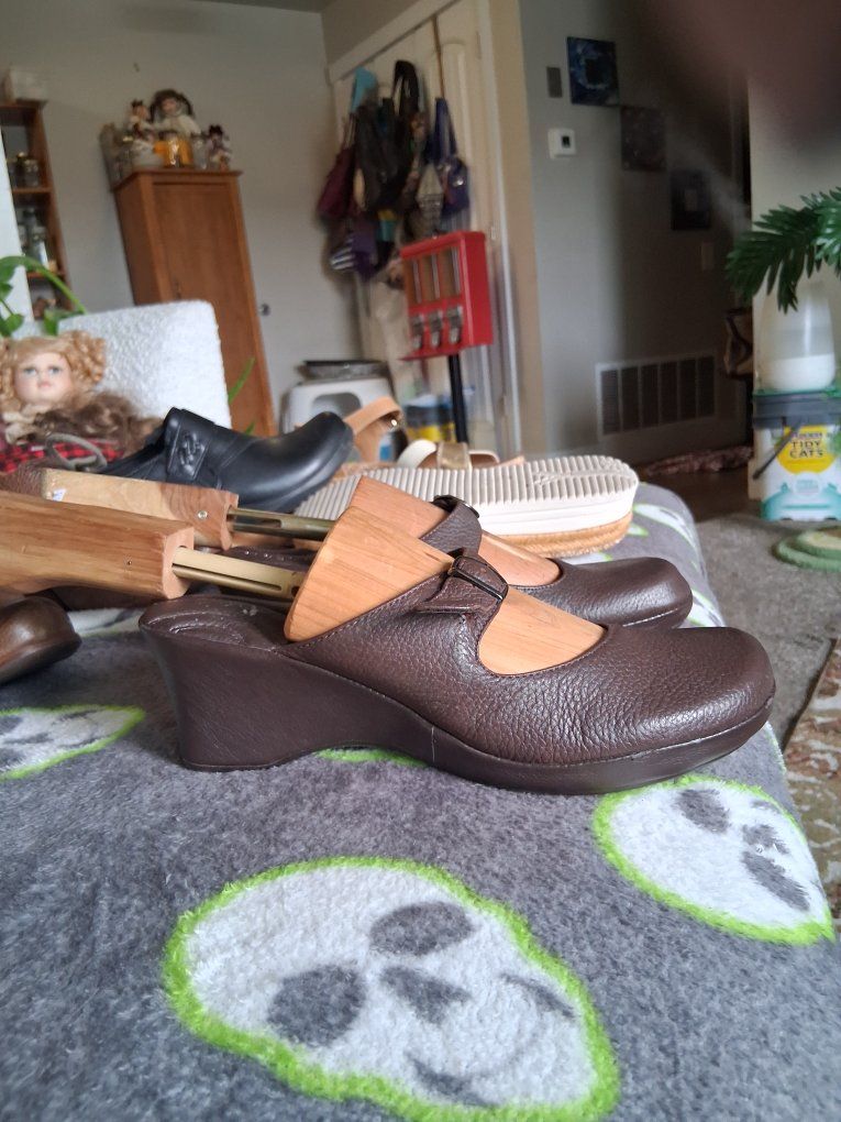 Brown leather Dockers mule shoes sz8