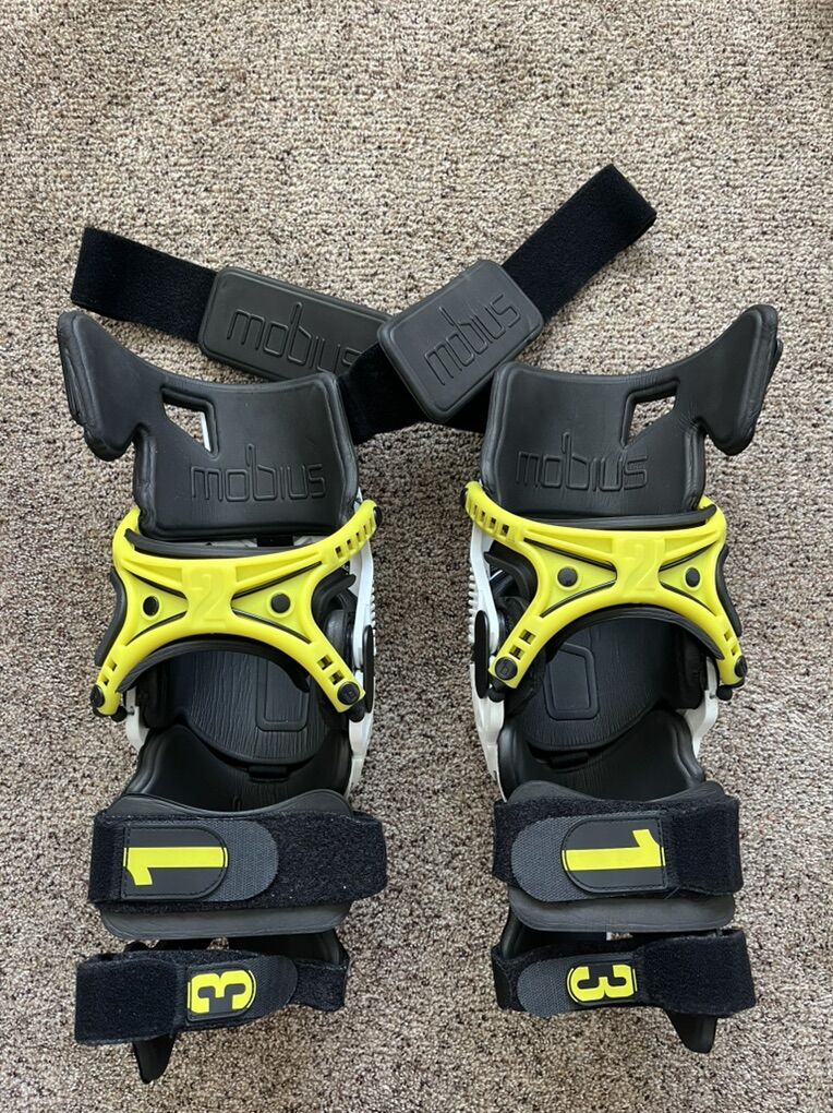 Mobius X 8 Knee Braces Small Pair