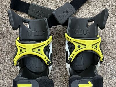Mobius X 8 Knee Braces Small Pair