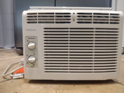 Window AC with manual knobs