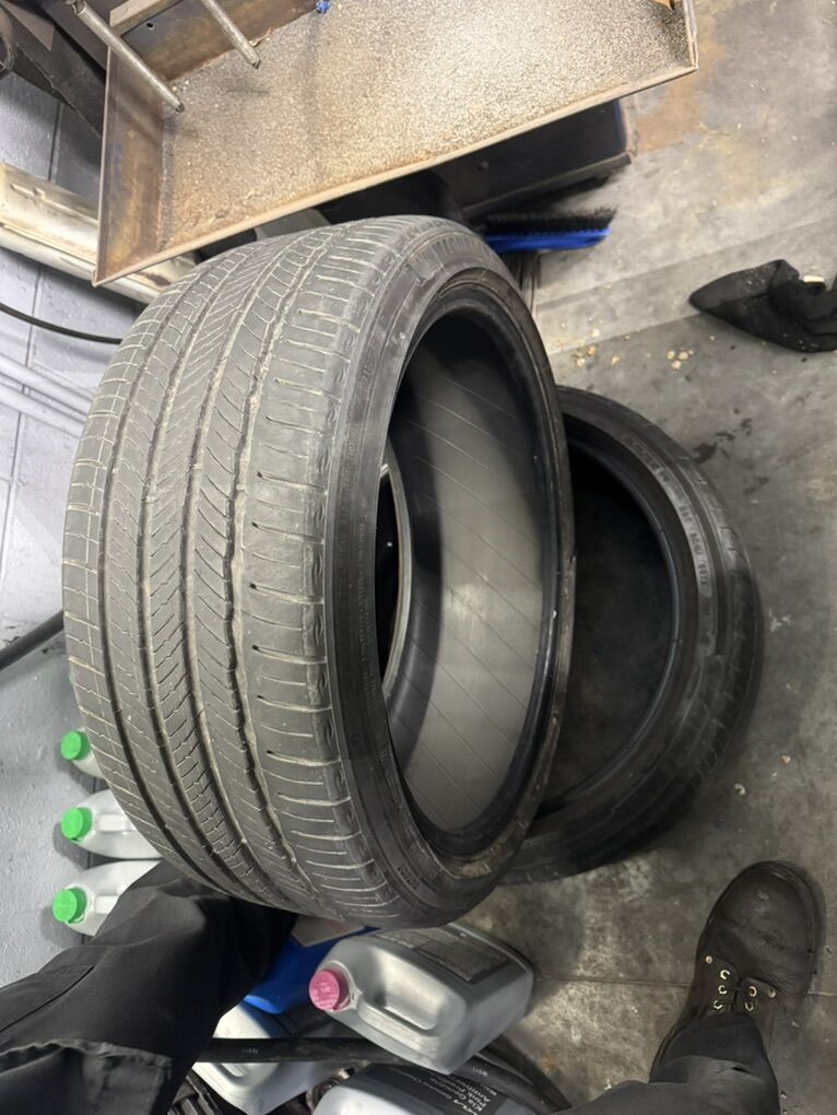 2 Tires 225/40R19