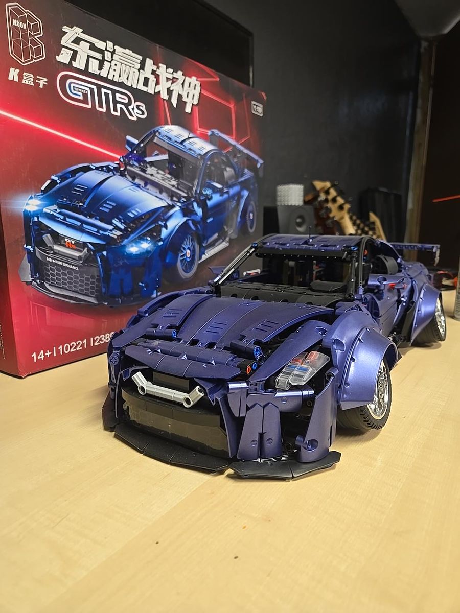KBox Nissan GT-R R35 1:10 Technic-Style Car – 2,389 Pieces – Built + Box