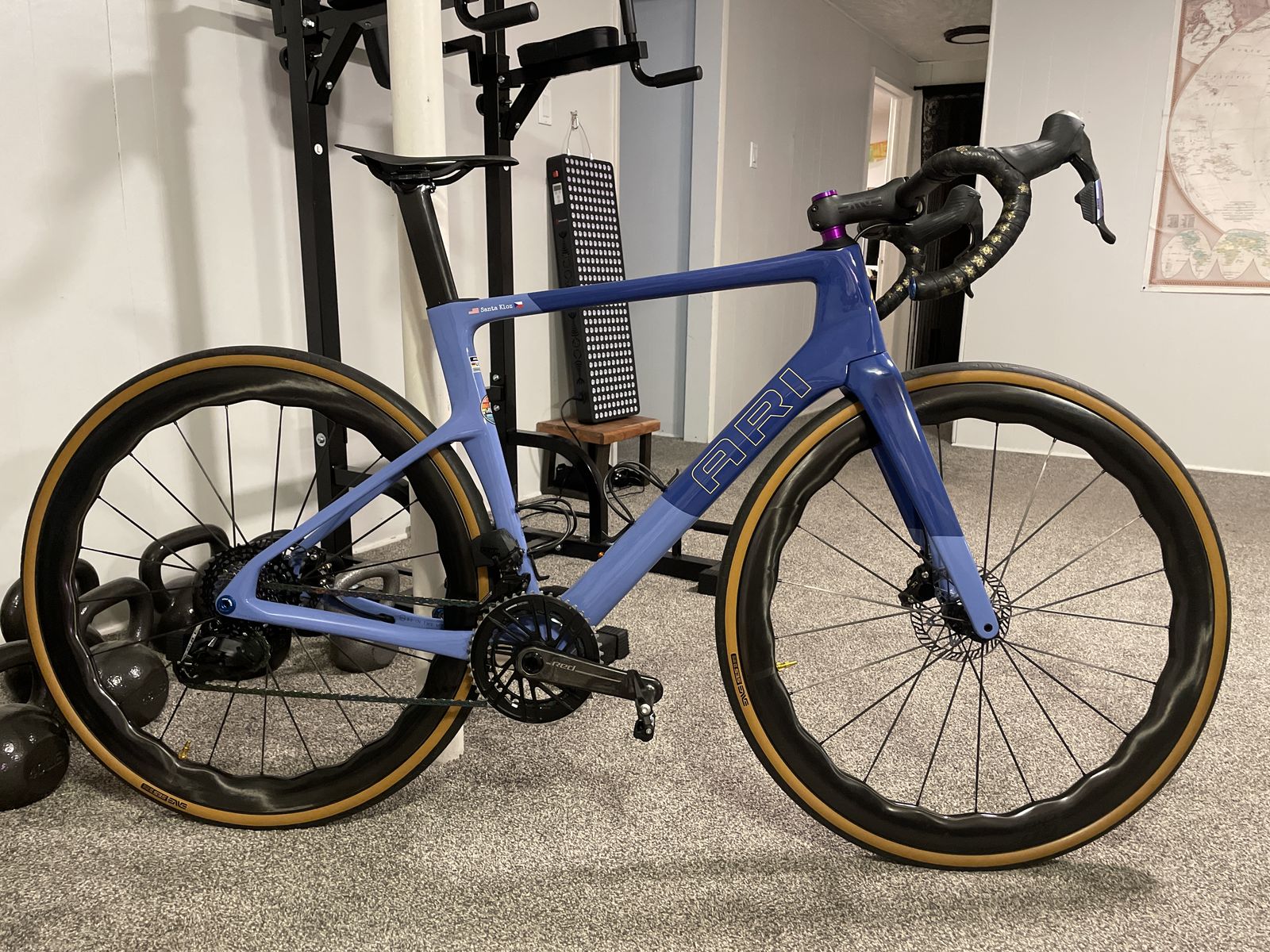 Ari Veyo New, Medium