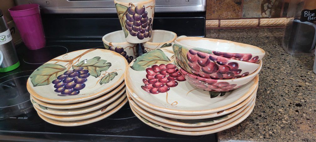 Grape Design Plates/Bowls/Mugs