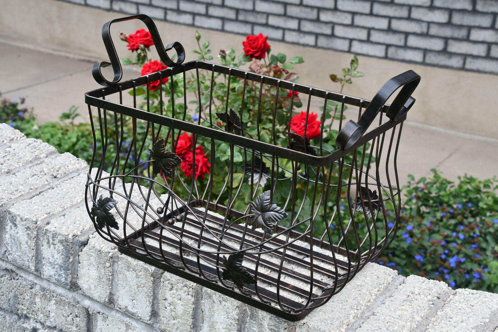 HEAVY METAL BASKET ~ LEAF DESIGN ~ 14" x 10" ~ VERY NICE!