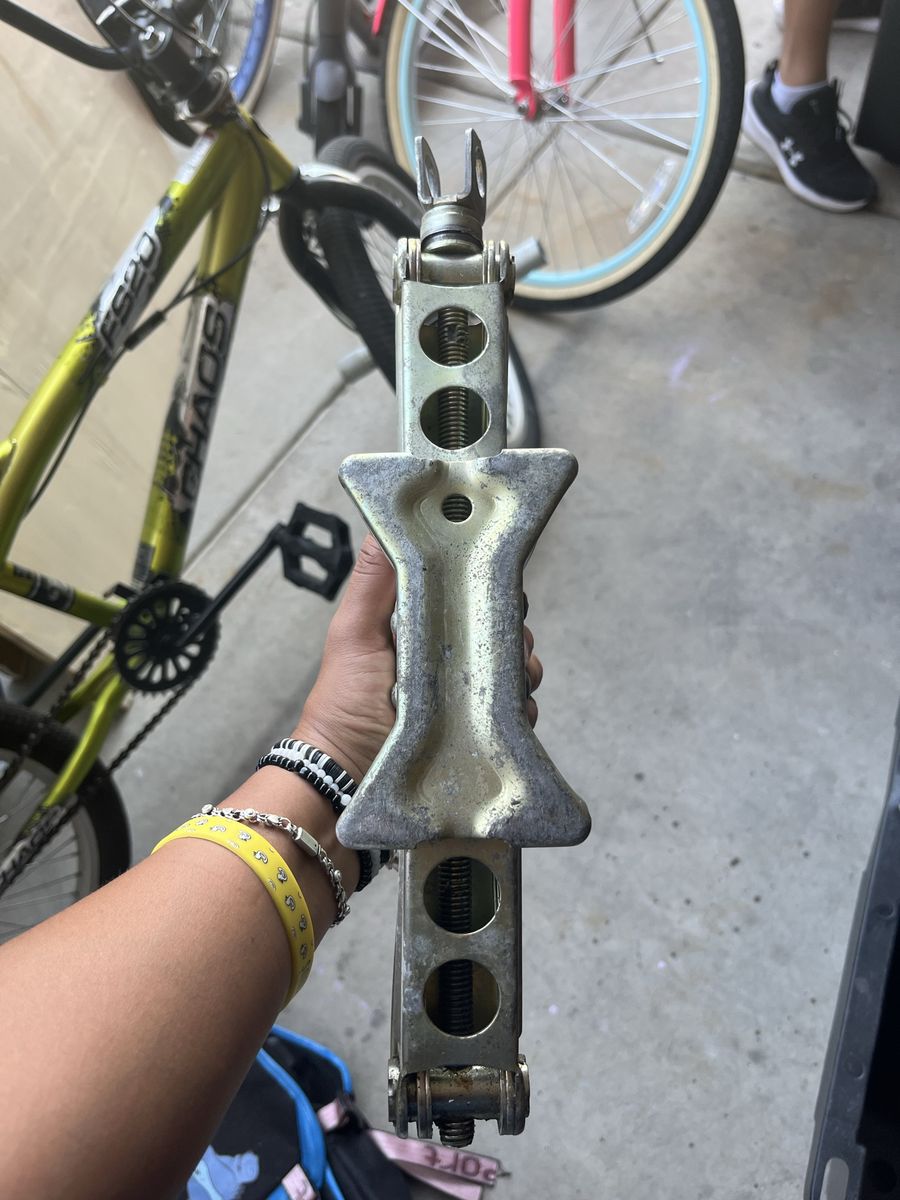 Universal Metal Scissor Jack for Automotive Emergency Tire Change