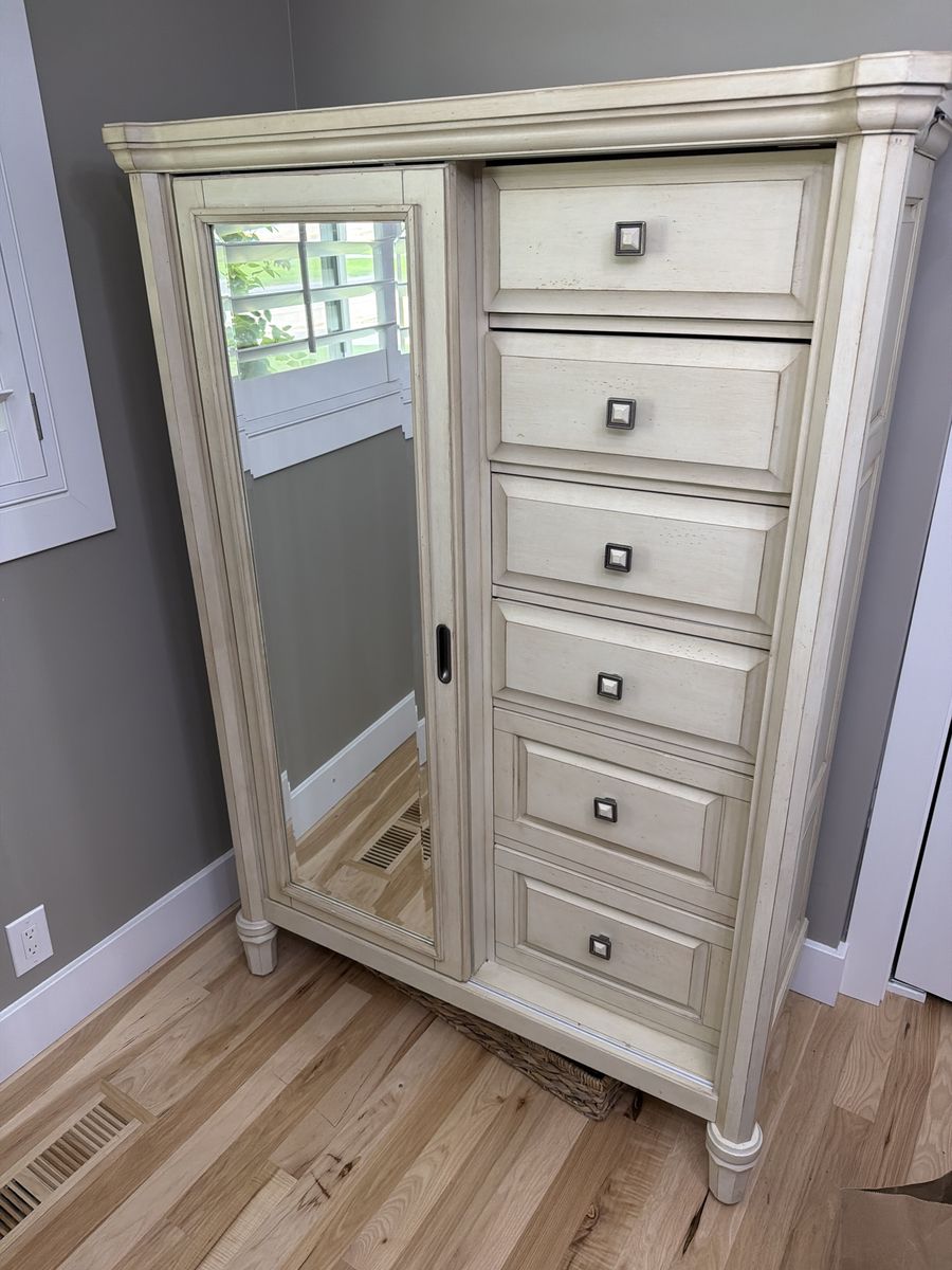 Armoire with sliding mirror 