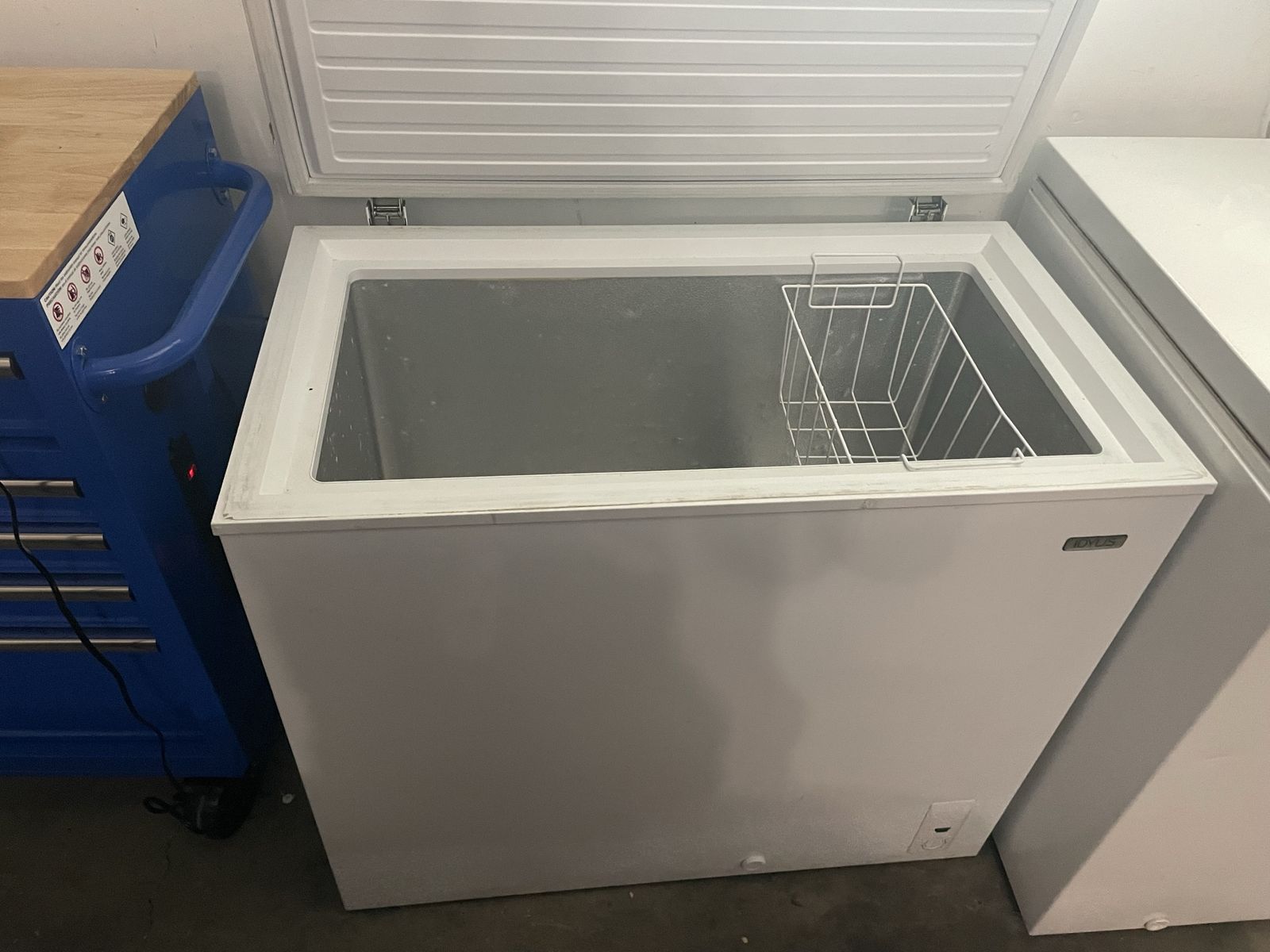 Midea 7.0 Cu. Ft. White Chest Freezer with Removable Basket, Excellent Condition