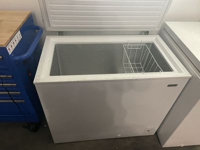 Midea 7.0 Cu. Ft. White Chest Freezer with Removable Basket, Excellent Condition
