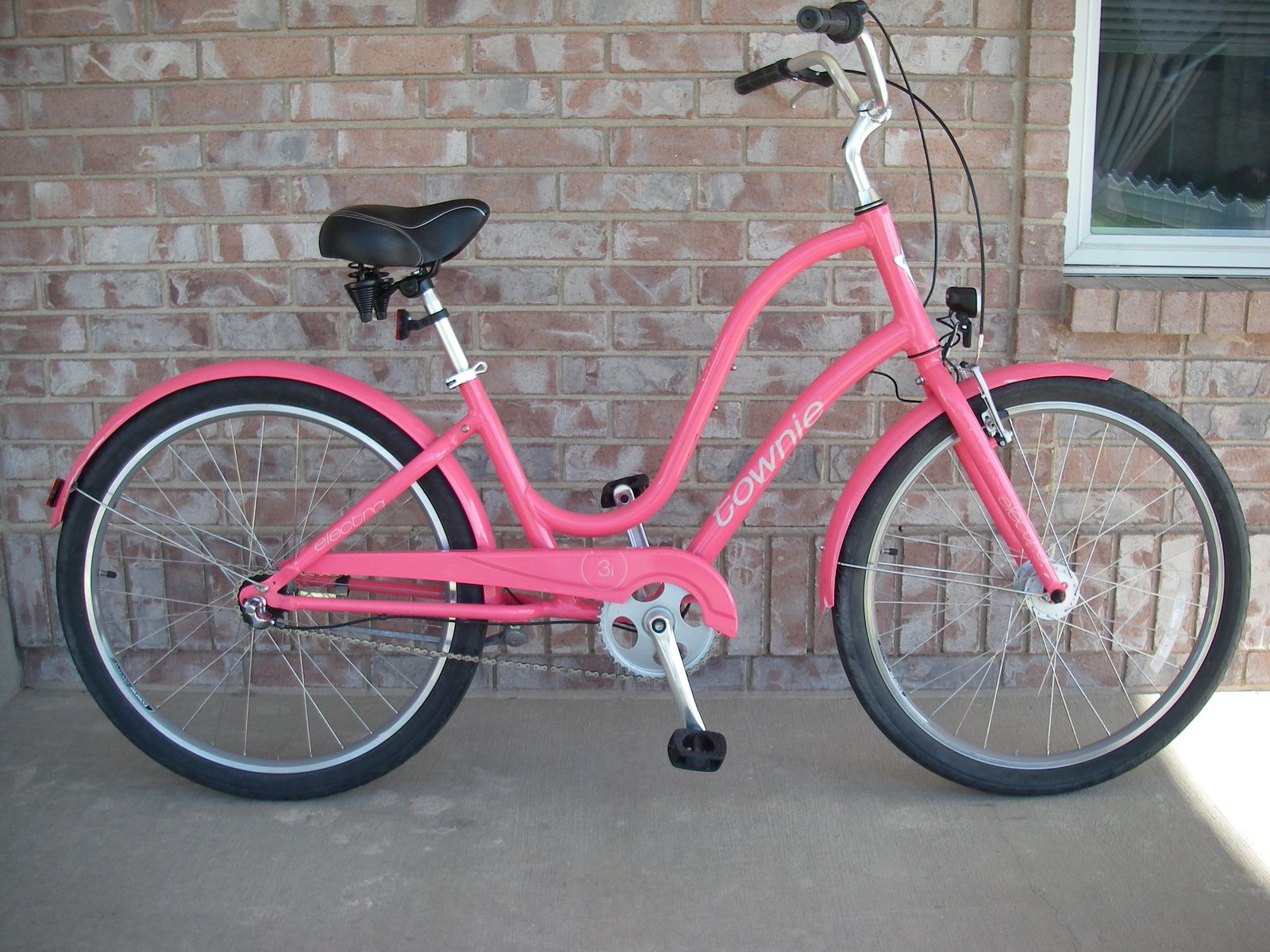 Womens 26” Aluminum TREK / Electra Townie 3i EQ Comfort / Cruiser Bike, 3-SPD, Foot & Hand Brakes, Fenders, Pink, Headlight