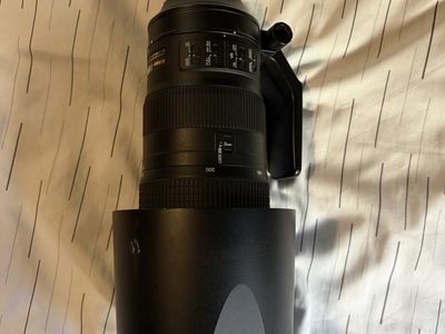 Nikon AF-S NIKKOR 200-500mm f/5.6E ED VR Telephoto Zoom Lens with Tripod Mount & Hood