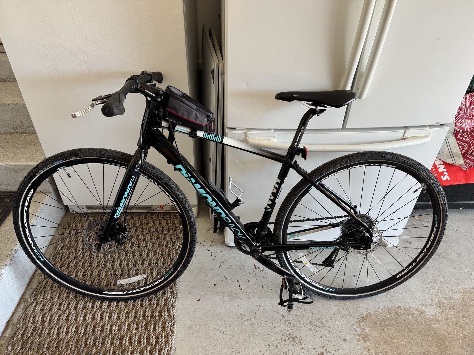 Diamondback Haanjenn Metro Road/Off-Road Bike - Disc Brakes - Mint Condition