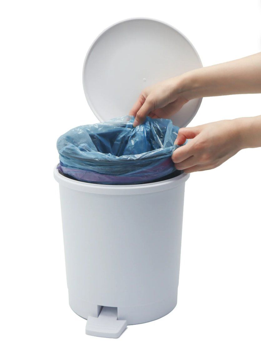 Four 1.5gal step trash cans