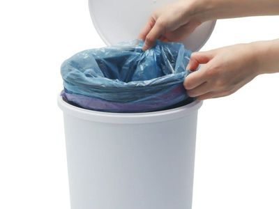 Four 1.5gal step trash cans
