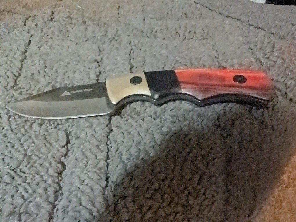 Ozark knife excellent condition located in Roy venmo or cash fcfs