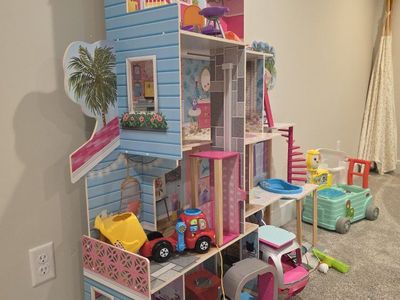 KidKraft Pool Party Mansion Dollhouse for barbies dolls