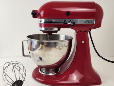 Kitchenaid KSM90ER 4.5 Qt Stand Mixer, 300W, 10 Speed, Tilt Head, Empire Red, Looks & Works Great
