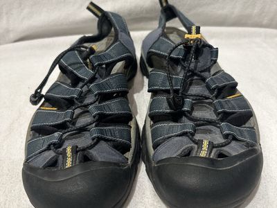 Keen men’s size 8.5 blue Wtrprf hiking sandals