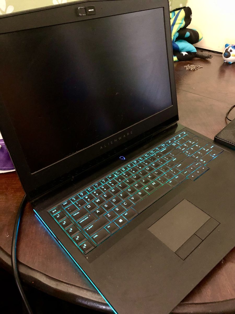 Alienware 17 R4 gaming laptop + cooling pad