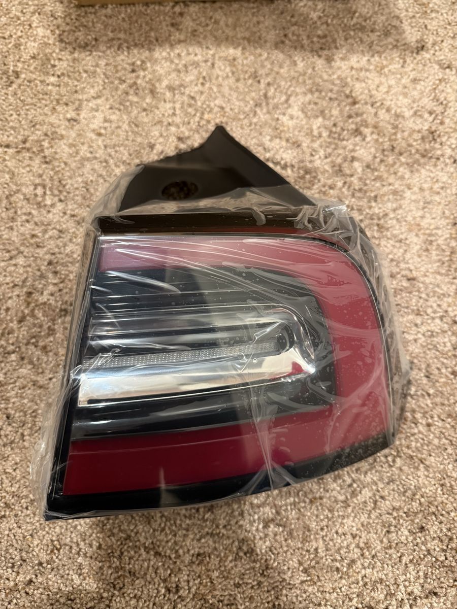 Tesla Model Y / 3 Right Passenger Side LED Taillight Lamp Assembly 1502087-00-D OEM NEW