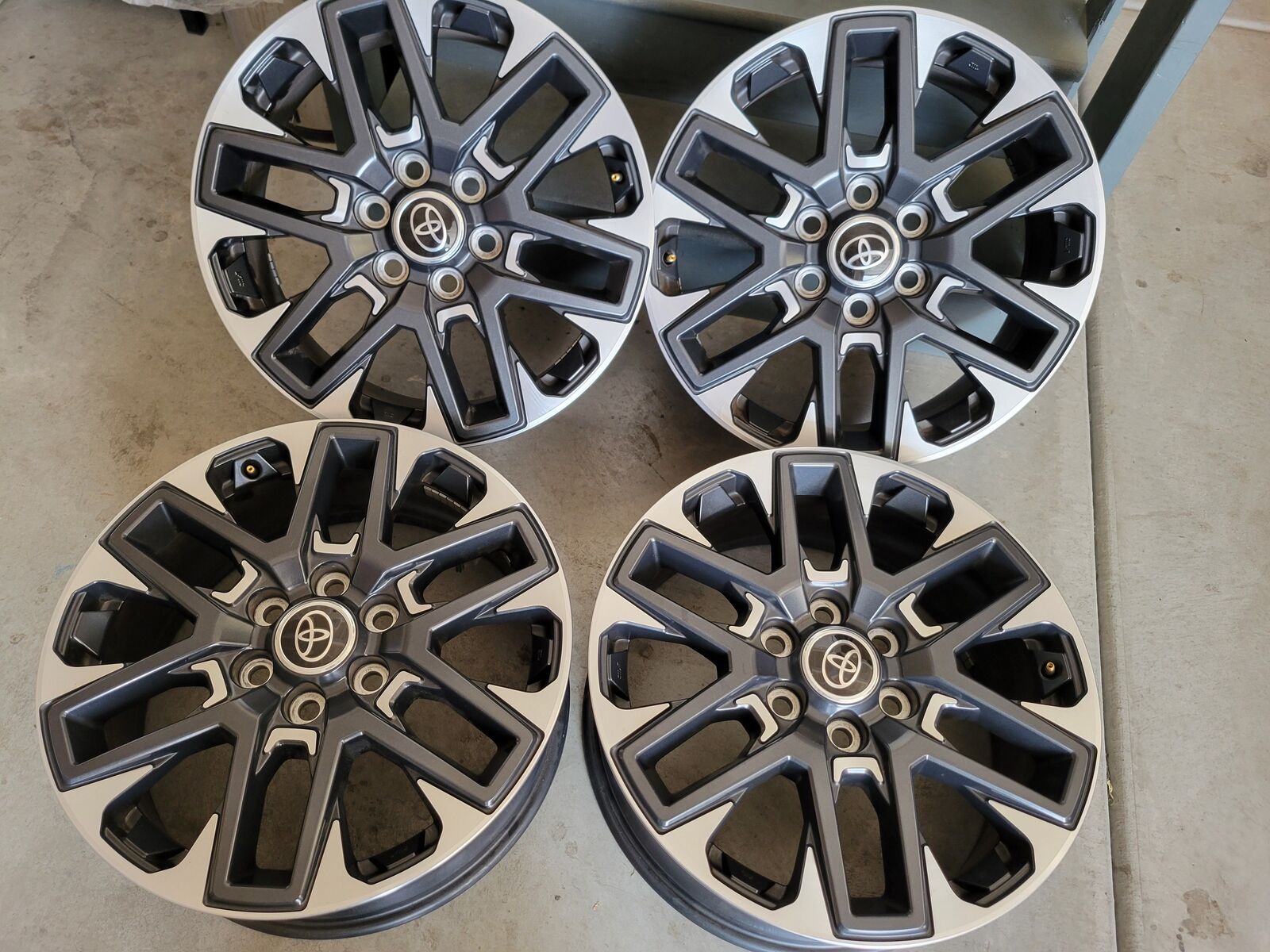 4 OEM Toyota Tundra/Sequoia/Land Cruiser wheels 20in bolt pattern 6x139.7 like new