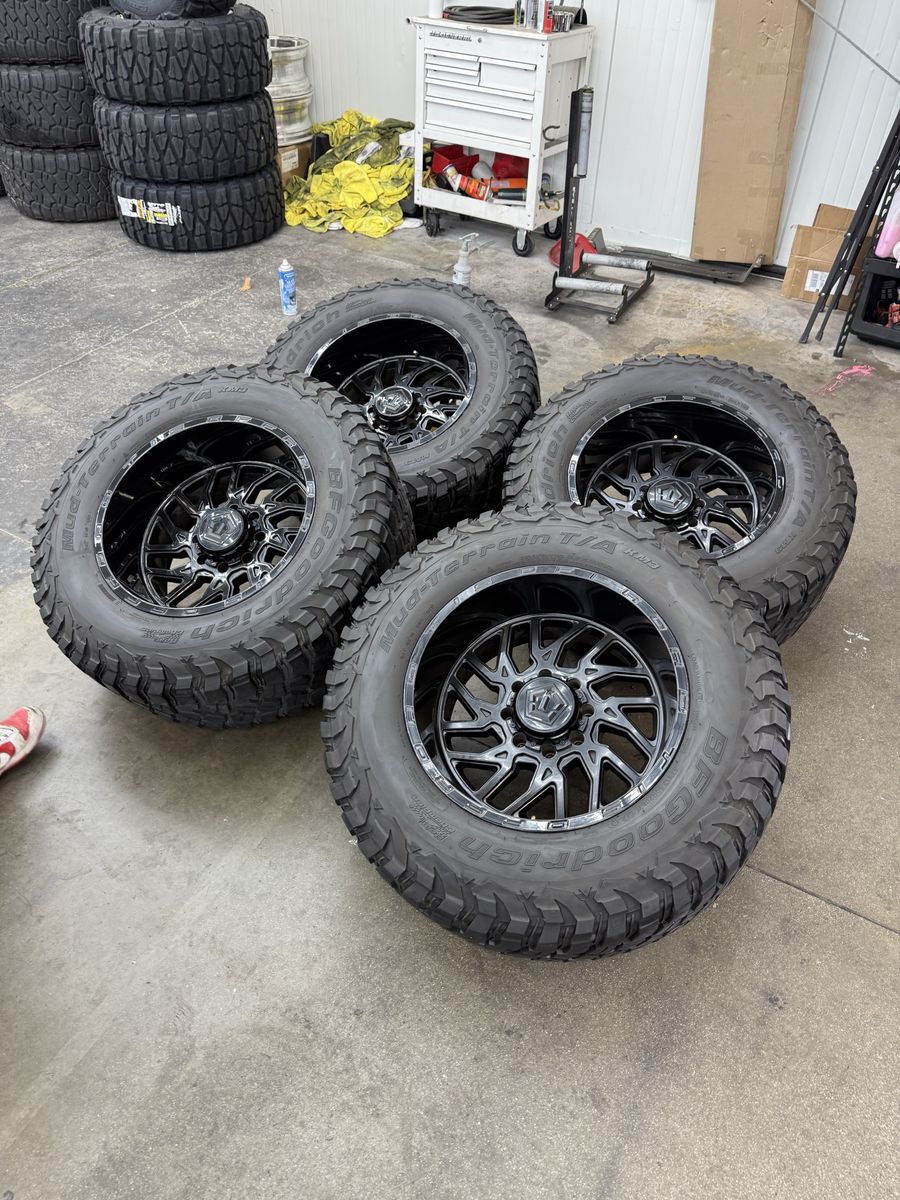 20x12 tis 544b wheels/ 37x13.50r20 bfg 8x6.5