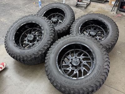 20x12 tis 544b wheels/ 37x13.50r20 bfg 8x6.5