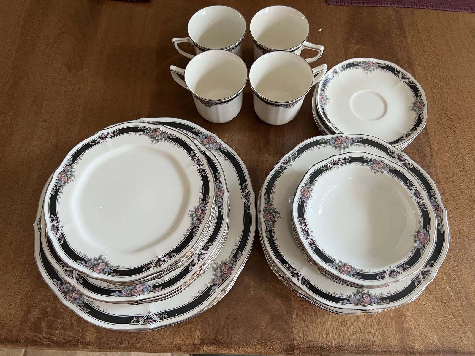 Noritake China 4 Place Setting Afton - Like New