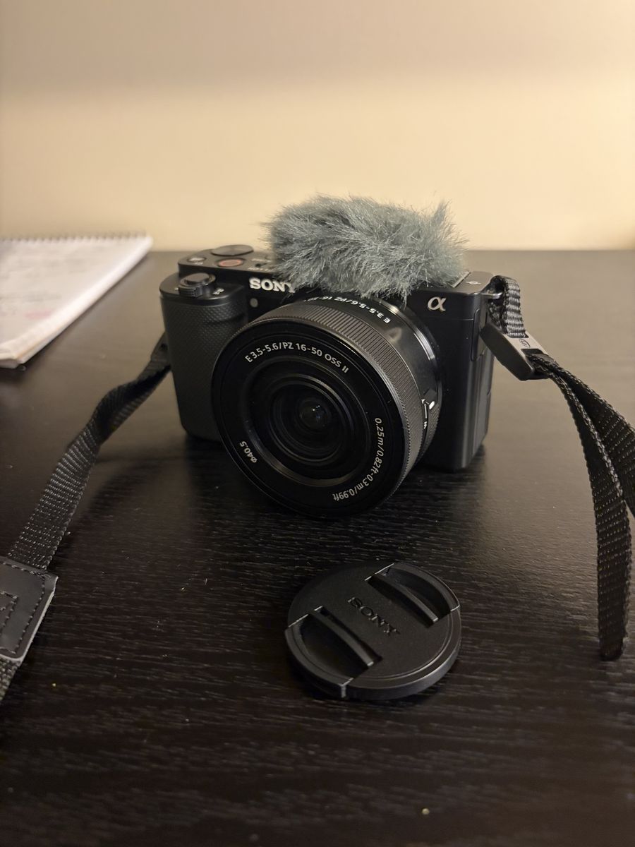 Sony ZV-E10 Mirrorless Digital Camera with E 3.5-5.6/PZ 16-50mm OSS II Lens
