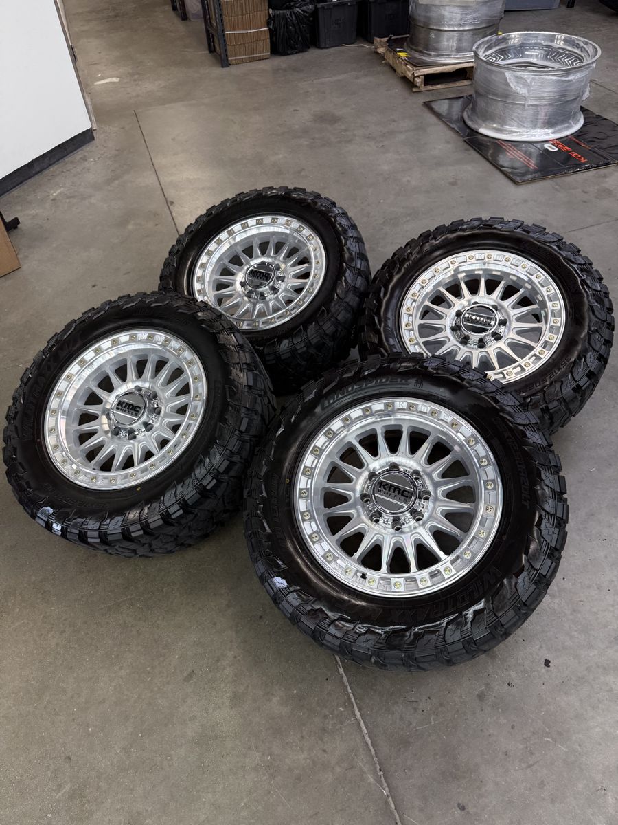 LIKE NEW 20x9 Kmc "impacts"/ 35x12.50r20 8x6.5