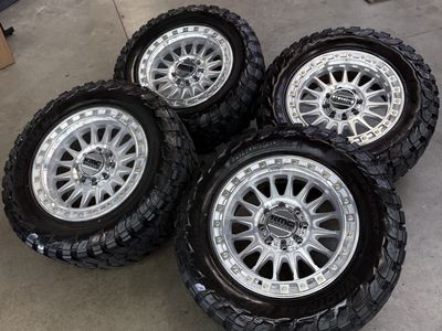 LIKE NEW 20x9 Kmc "impacts"/ 35x12.50r20 8x6.5