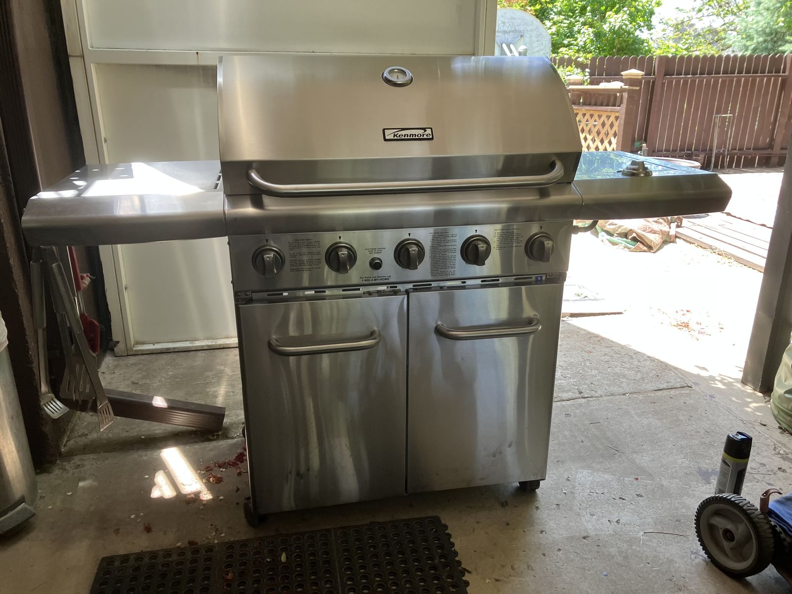 Kenmore 5 Burner propane gas Grill.