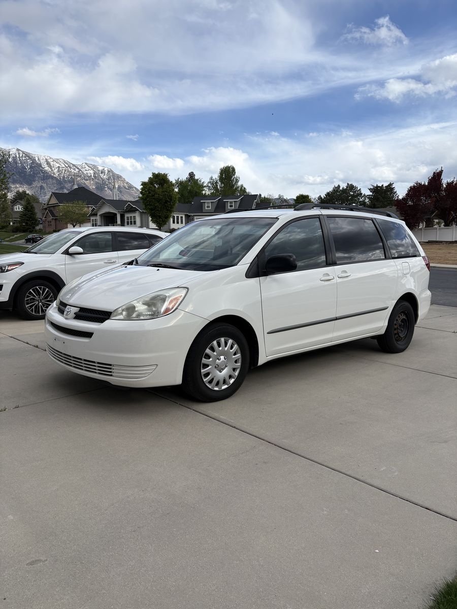 2004 Toyota Sienna CE 8 Passenger