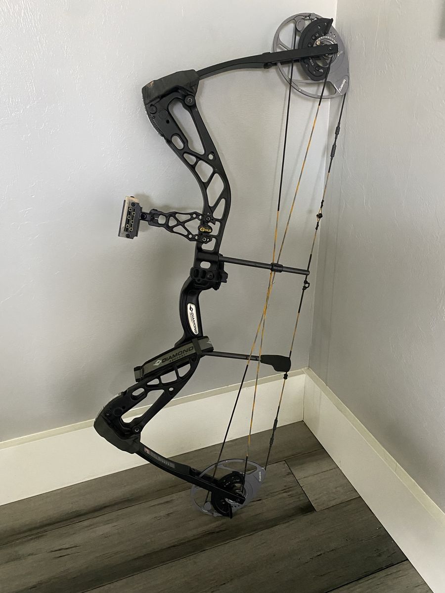 Left-Handed Diamond Edge 320 Compound Bow – Ready to Hunt – Black Gold Sight