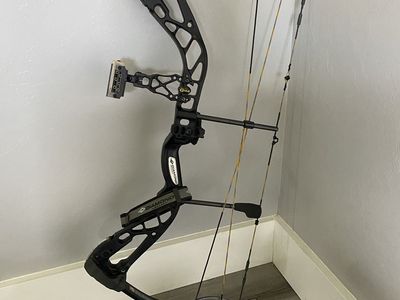Left-Handed Diamond Edge 320 Compound Bow – Ready to Hunt – Black Gold Sight
