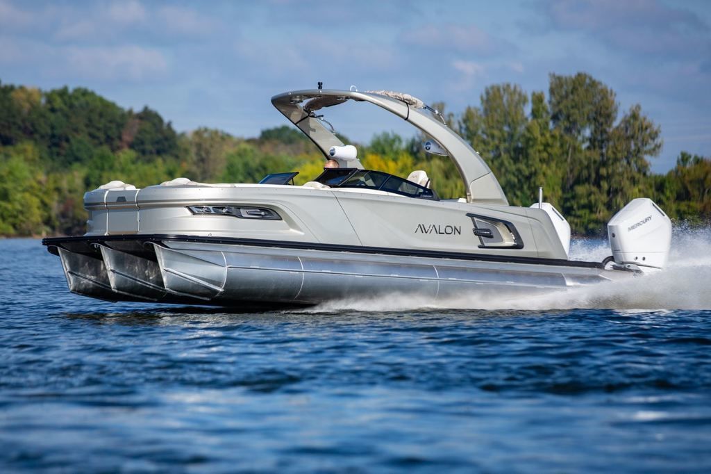 2026 Avalon Excalibur Quad Lounge Windshield 27 FT