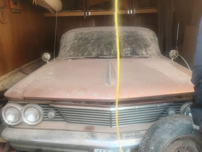 1960 PONTIAC CATALINA 4 DOOR HARDTOP AUTOMATIC SOLD AS IS HAS TO BE OFF THE PROPERTY TOMORROW BY 5