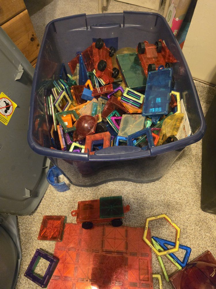 Magnetic tiles