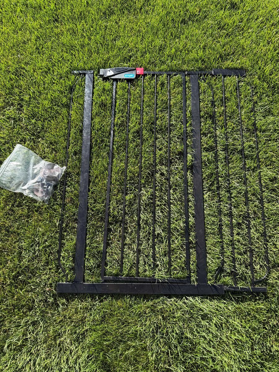 Regalo Child Safety Gate – Pressure Mount – Great Condition