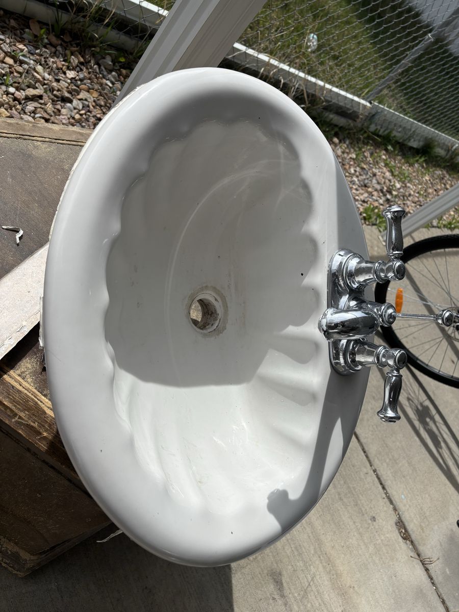 Flueted Drop In Sink With Faucet