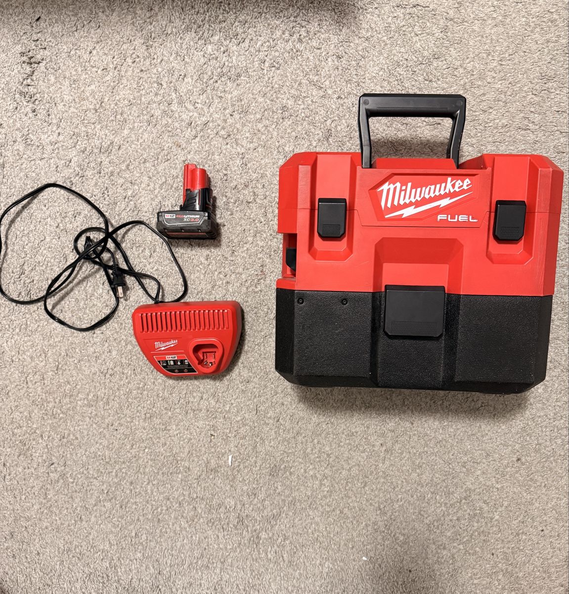 Milwaukee vacuum with battery and charger