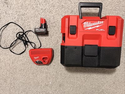 Milwaukee vacuum with battery and charger