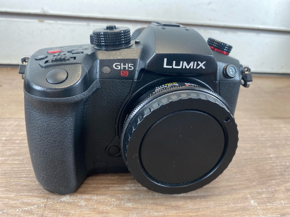 PANASONIC LUMIX DC-GH5S 4K 10.2MP MIRRORLESS CAMERA FOUR THIRDS BODY + EXTRAS #WCP038091