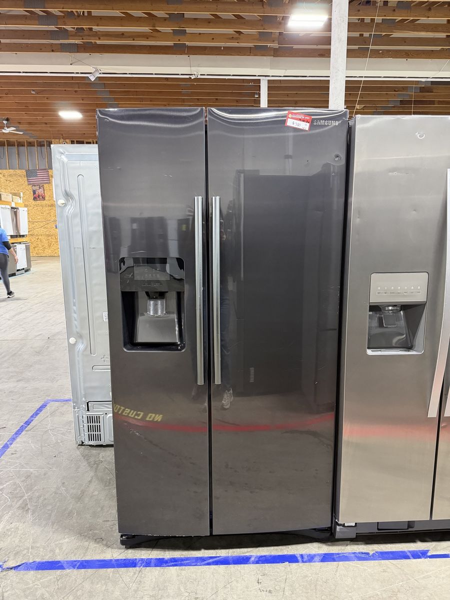 BEAUTIFUL SAMSUNG BLACK STAINLESS FRIDGE - HURRY!