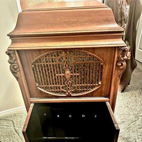 Brunswick Model 122 Antique Victrola Phonograph & Record Player, Vintage Wooden Cabinet