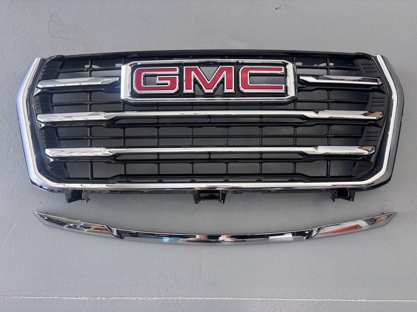 GMC Yukon grille and upper trim 2025-26