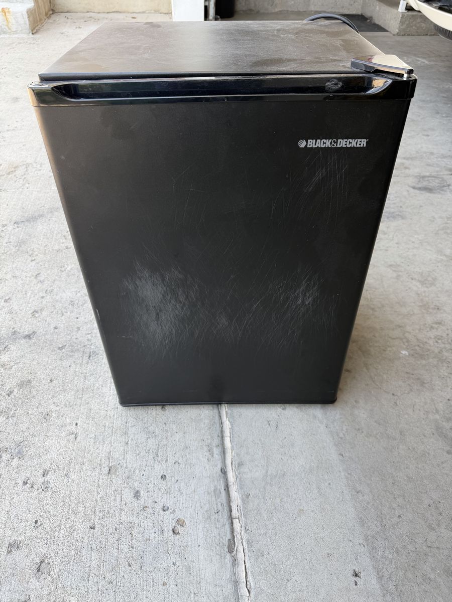 BLACK+DECKER Mini fridge 
